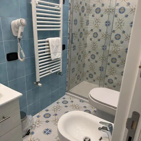 & Luxury Palazzo Diomede Carafa בית הארחה